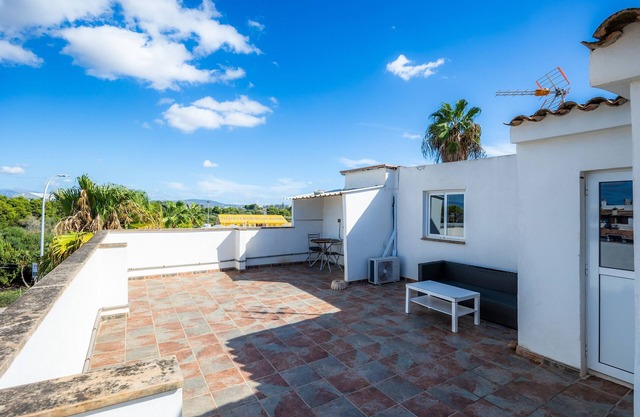 Penthouse Room Nº12 with Shared Terrace, Wi-Fi and Air Conditioning