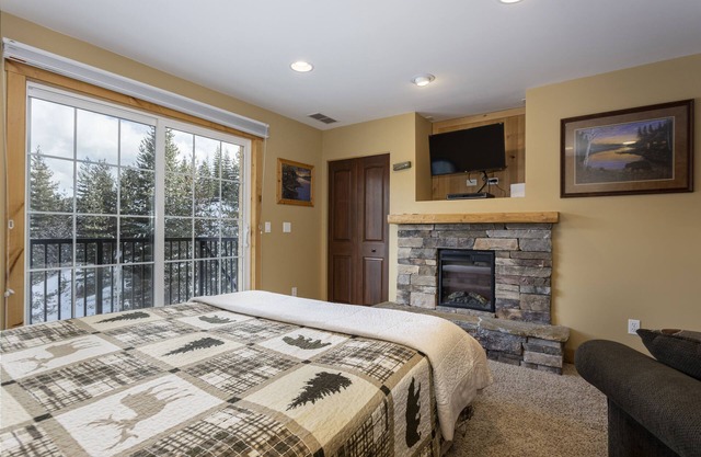 Penthouse Studio w/Mtn Sunrise Views; Near Silver
