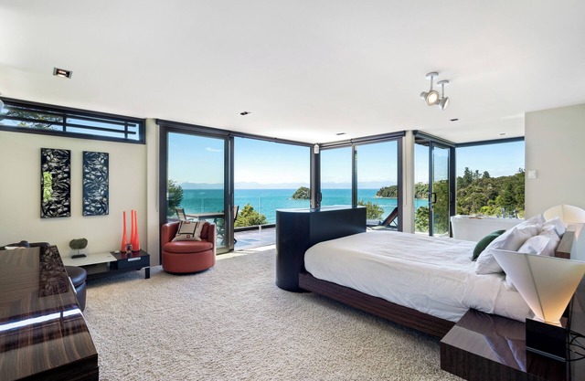 Penthouse Suite - Ocean Views, Beach Access & Full-Service Luxury Lodge