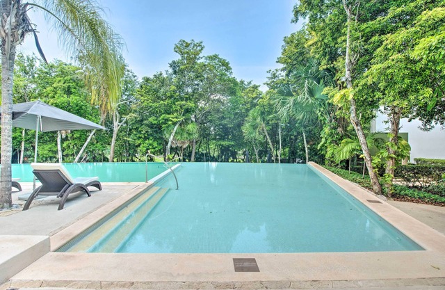 Penthouse w/Infinity Pool & Golf Course in Akumal