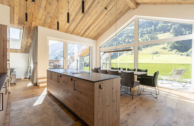 Penthouse with 4 bedrooms & sauna