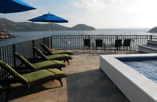 Penthouse with amazing views of the bay & city with large private dipping pool