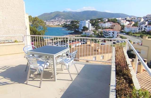 Penthouse with Terrace, 100m from the Beach in Peaceful Grifeu, Llançà