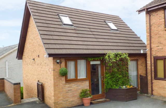 PENYLODGE, pet friendly, with hot tub in Builth Wells