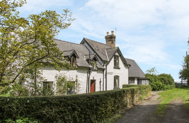 PENYMAES, family friendly, character holiday cottage in Bronygarth