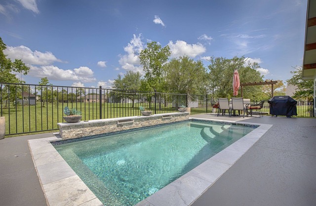 Pepe's Place - Newer Home w/heated Spa Pool, close to Galveston Island & Houston