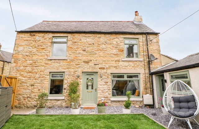 PEPPER COTTAGE, pet friendly, with open fire in Wolsingham