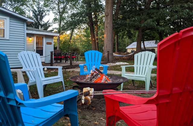 Perch Cottage l Lakeside Autumn Getaway with Firepit, Kayaks & Cozy Nights