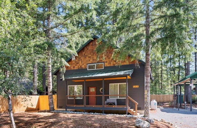 Perch - Cozy Pines: Nature's Escape! Cabin Retreat w/Private Hot Tub