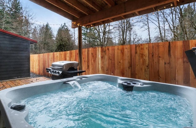 Perch - Skatecreek Cabin: Midcentury Vintage Cabin w/Hot Tub & Fire Pit!