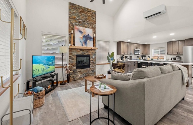 Perch - Spacious Modern Cabin w/Hot Tub, BBQ & Cali- King-Sized Bed | Pet-Friendly