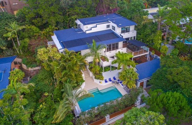 Peregian Holiday House - allows dogs, heated pool, spa & 5 mins to beach