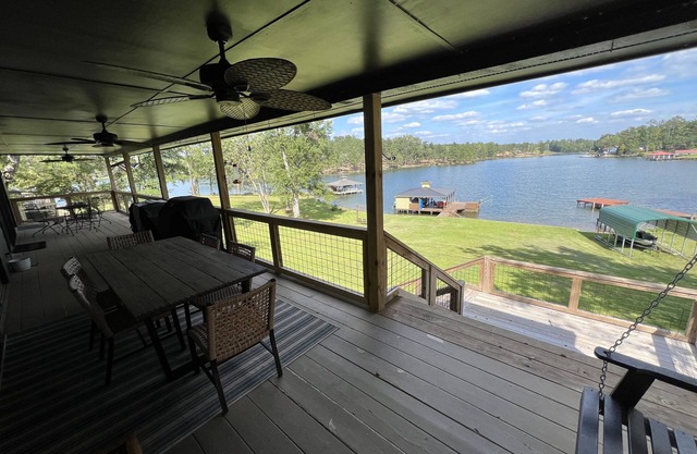 Perfect 1 Bedroom Lake Front Home 10 min from Downtown Milledgeville.