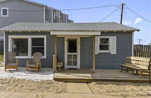 Perfect 2 bedroom bungalow steps from the beach! Semi-oceanfront in KDH.