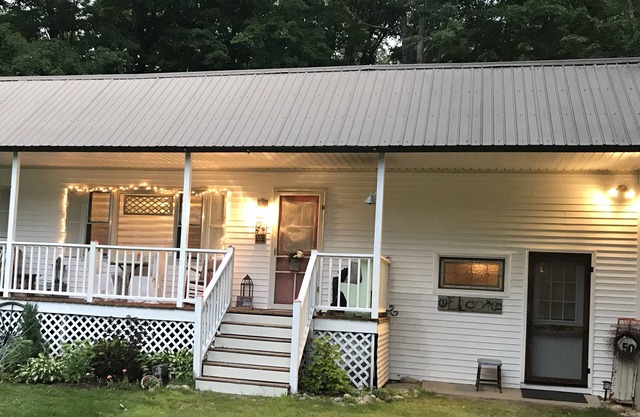 Perfect all-season getaway! Storyland so close and Saco River a walk away!
