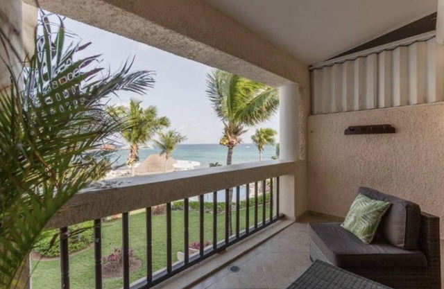 Perfect Beachfront Retreat for Couples: Steps to the Sandn