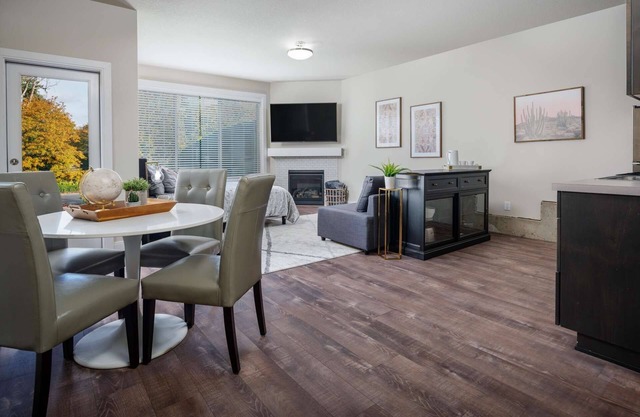 Perfect Couples Escape! Next to MAX Station ~ 7Miles 2 Downtown ~ Pet Friendly ~ Bright & Open