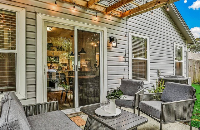 Perfect Escape Near the Beach W/ Gas Grill, Free WiFi, Full Kitchen & Backyard