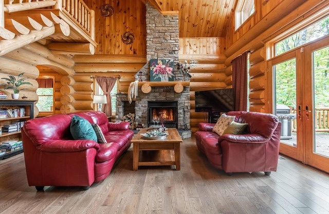 Perfect Family Cottage - 4 Bedrooms with Lake Access, Hot Tub and Pool Table