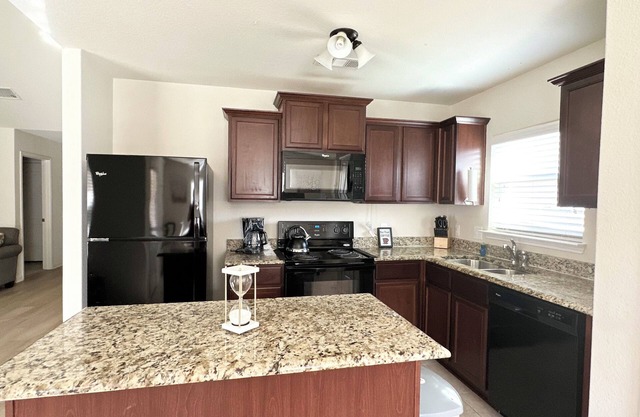Perfect Family Stay, 3BR House, Near Lakes, Shops & Major Attractions n