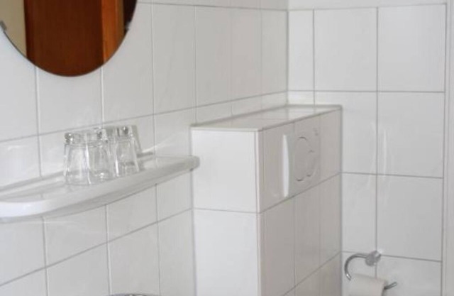 Perfect for craftsmen: affordable double room near the highway