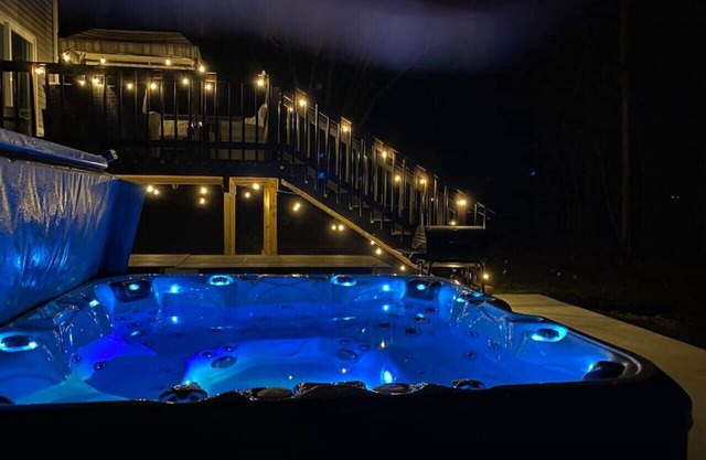 Perfect for Family Vacation Sleeps 22 Hot Tub Private Fire Pit 7BR Game Room