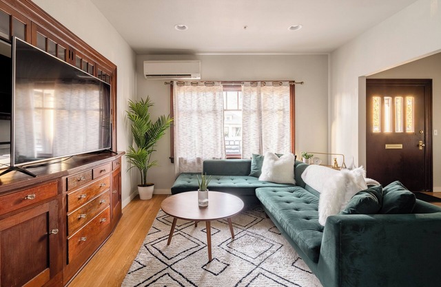 Perfect for Groups & Families 8BR Sleeps 16