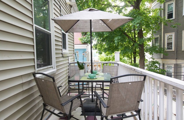 Perfect for large group 10 beds 4.6 mi to Downtown steps to T 5BD/2Bth