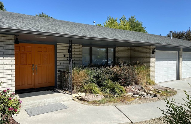 Perfect for Long Stays. Recently remodeled townhouse next to Freeway & C of I.