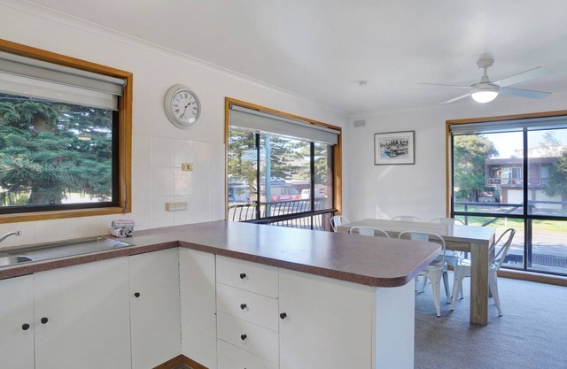 Perfect for your beach holiday, you are only a stone's throw to the Port Fairy East Beach