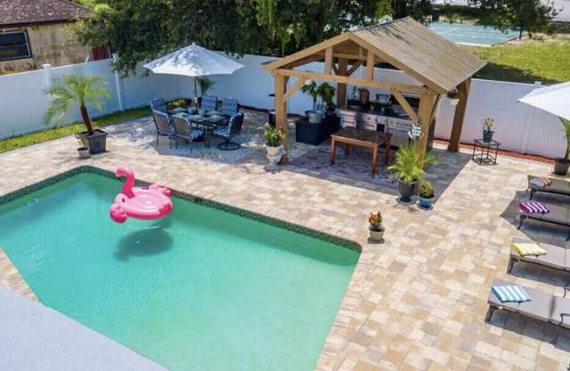 PERFECT GETAWAY FOR FAMILY REUNIONS , WEDDINGS, ESPORTS TEAMS! HEATED POOL!