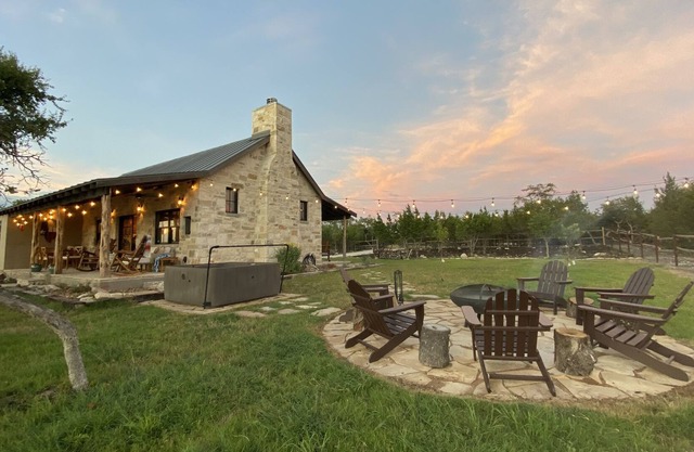 Perfect Hill Country home, sleeps 8, hot tub