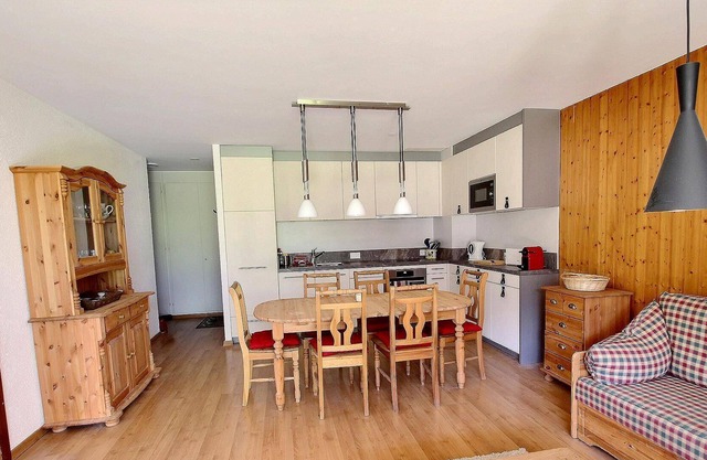 Perfect in summer with his sunny terrace with furniture and beautiful view on the Dents du Midi, 2 b