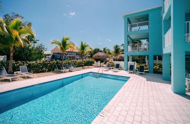 Perfect Island Getaway! 2 Studio w/Kitchen & Resort amenities - Onsite Parking!