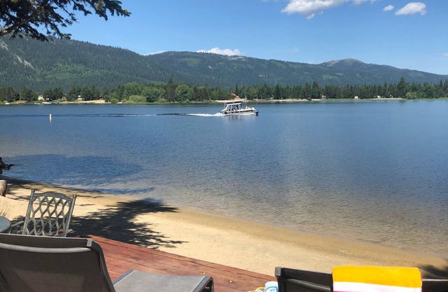 Perfect lakeside getaway, sandy beach-great for families and friends!