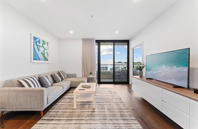 Perfect Location 1-Bed with Balcony, BBQ & Parking