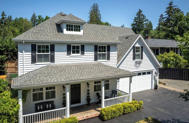 Perfect location on a park w/pool and pickleball courts, 5 miles to downtown
