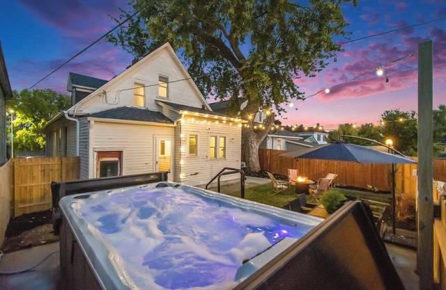 Perfect location, Swim Spa & Mins to Downtown!