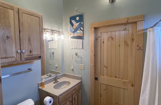 Perfect Location with Breathtaking Mountain Views!