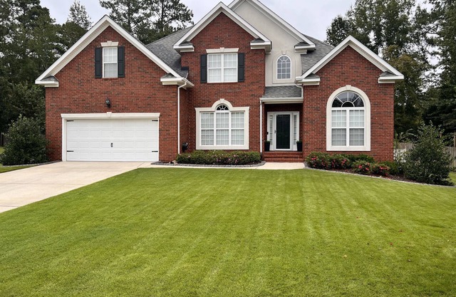 Perfect Masters Retreat. Cozy home featuring salt water pool on a secluded lot.