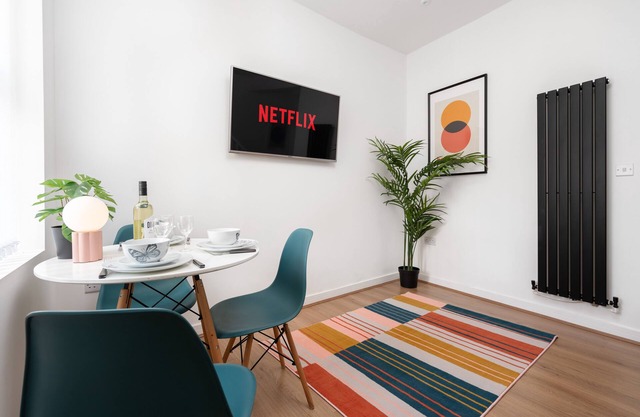 Perfect Modern 4 bedroom House in Liverpool with Garden - Free Wi-Fi - Parking