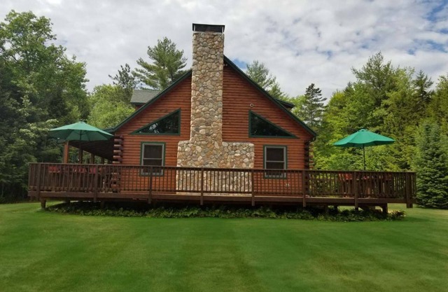 Perfect Pemi Riverfront Log Cabin, Great for Families, Sleeps 10.