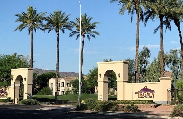 PERFECT PHOENIX LOCATION~ Beautiful RESORT & King Bed Studio ~ Amenities ++ !!