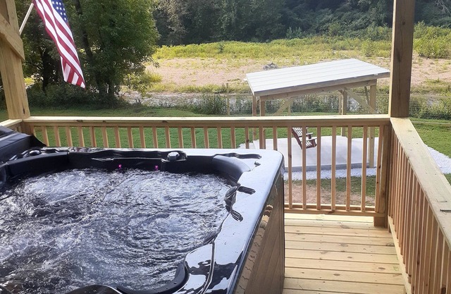 Perfect Privately Located Honeymoon Cabin on the Creek with Jacuzzi
