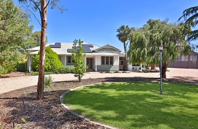 Perfect, quiet location, walking distance to Billabong, 8 Minute drive to town.