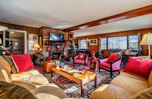 Perfect Reunion House w/pool, tennis, fireplace & piano. Dogs welcome.