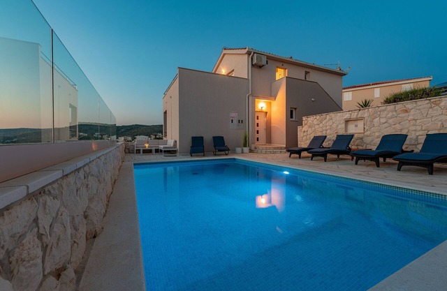 "Perfect runaway" in quiet bay with sea view and heated pool -app for 3 - Mona 6