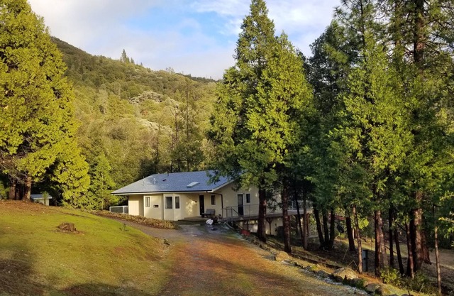 Perfect Sierra-Yosemite mountain foothills retreat