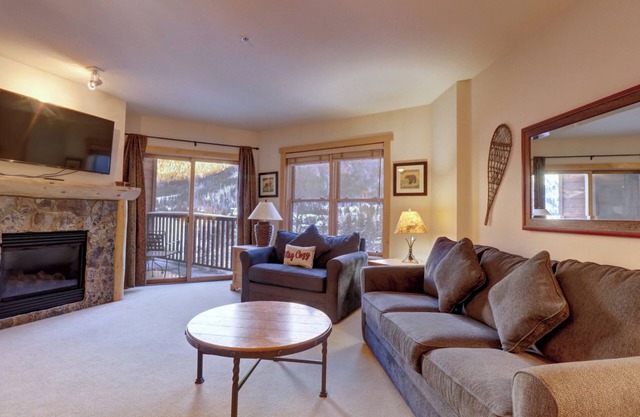 Perfect Ski Condo with hot tub Steps from the Super Bee & Golf Course CS325