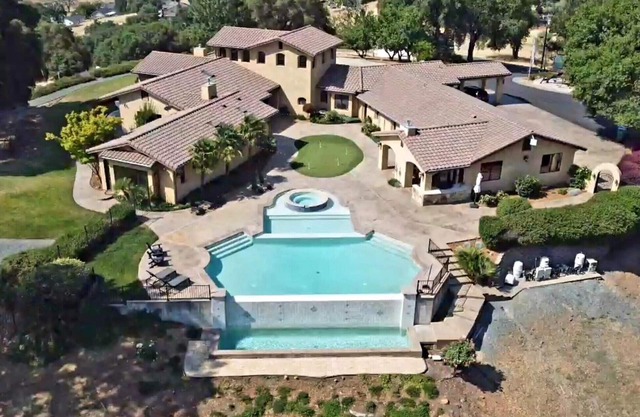 Perfect villa for family gatherings, and handicapped accessible. Fees included.